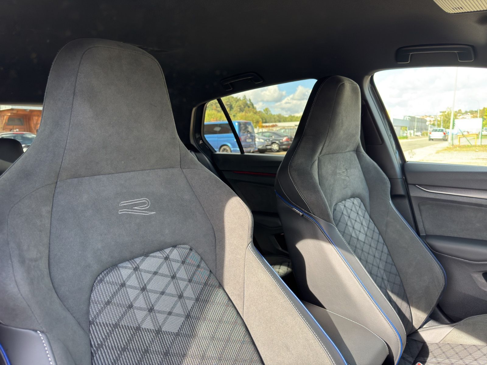 Fahrzeugabbildung Volkswagen Golf VIII R-Line/ACC/Navi/Ambiente/Apple CarPlay