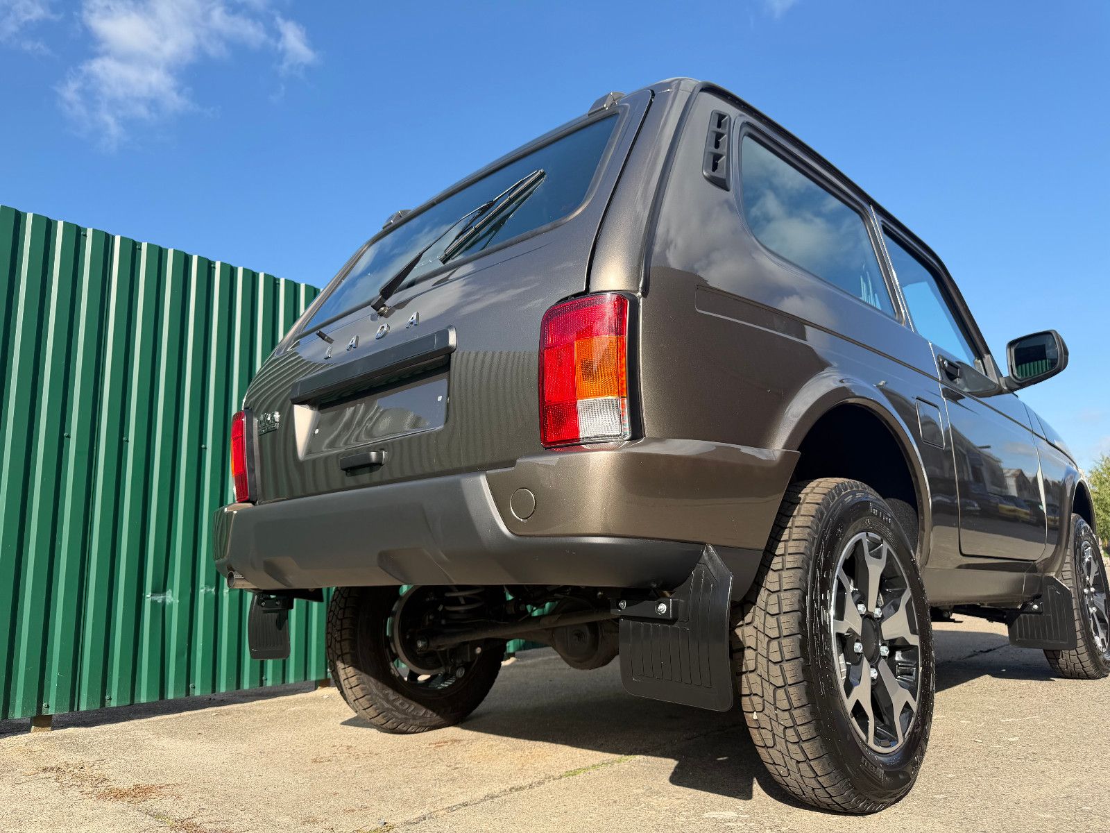 Fahrzeugabbildung Lada Niva LEGEND URBAN "PREMIUM PLUS"!