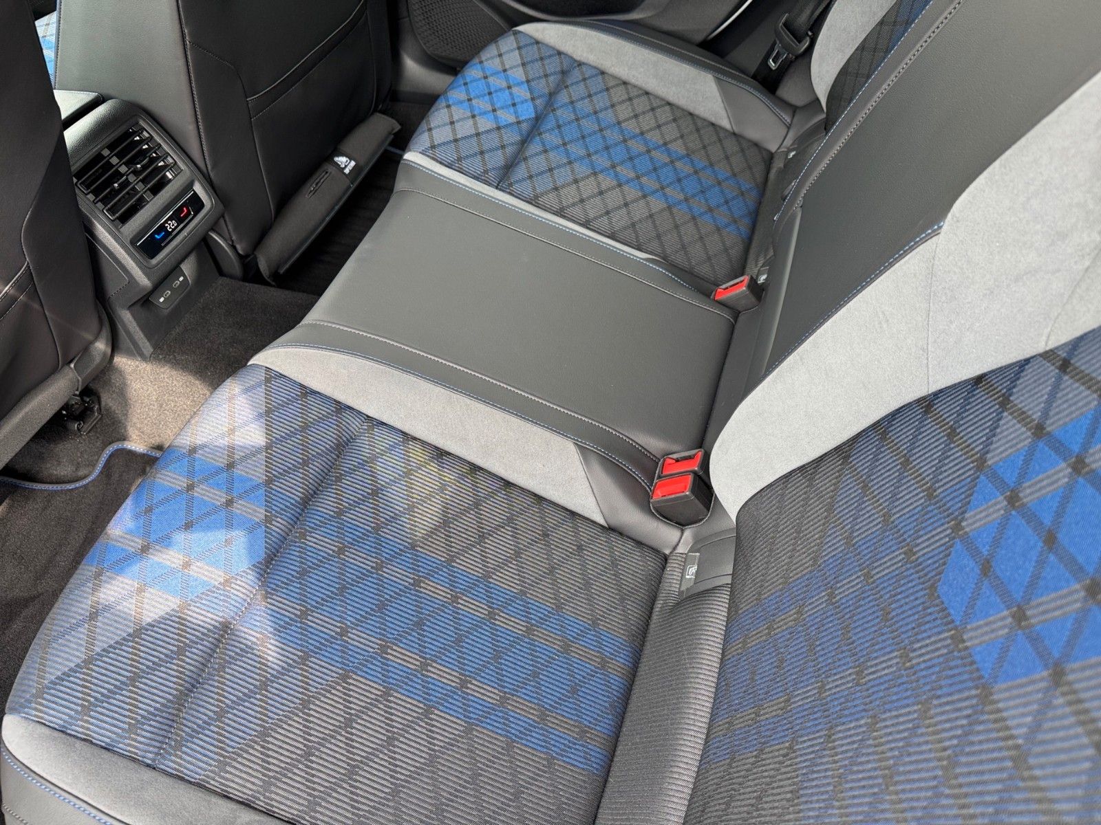 Fahrzeugabbildung Volkswagen Golf VIII Variant R 4Motion 2.0 TSI