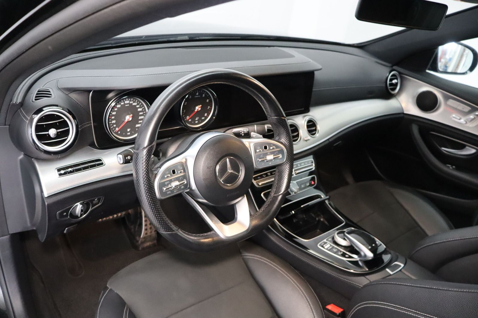Fahrzeugabbildung Mercedes-Benz E 200 T 4Matic * Schiebedach * Navi * AMG line