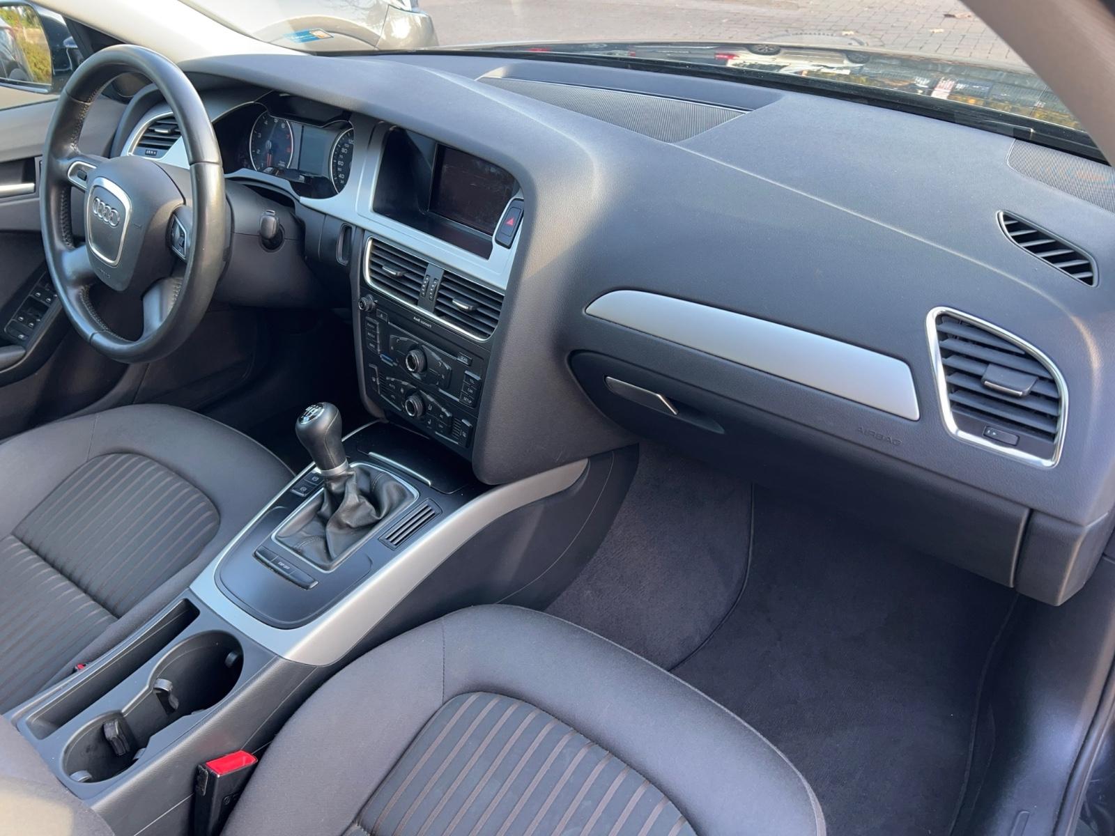 Audi A4 2009 — photo 18