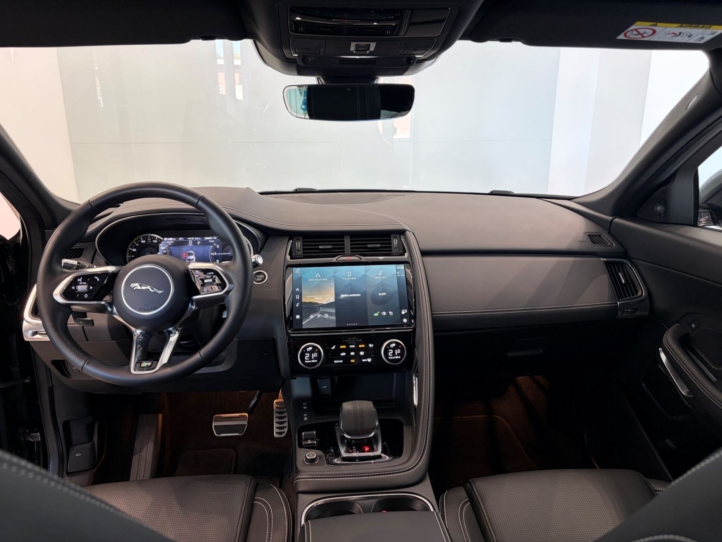 Fahrzeugabbildung Jaguar E-Pace R-Dynamic SE P300ePlug-In Hybrid Panorama