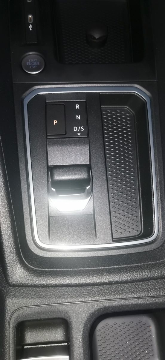 Fahrzeugabbildung Ford Grand L2 Titanium Automatik