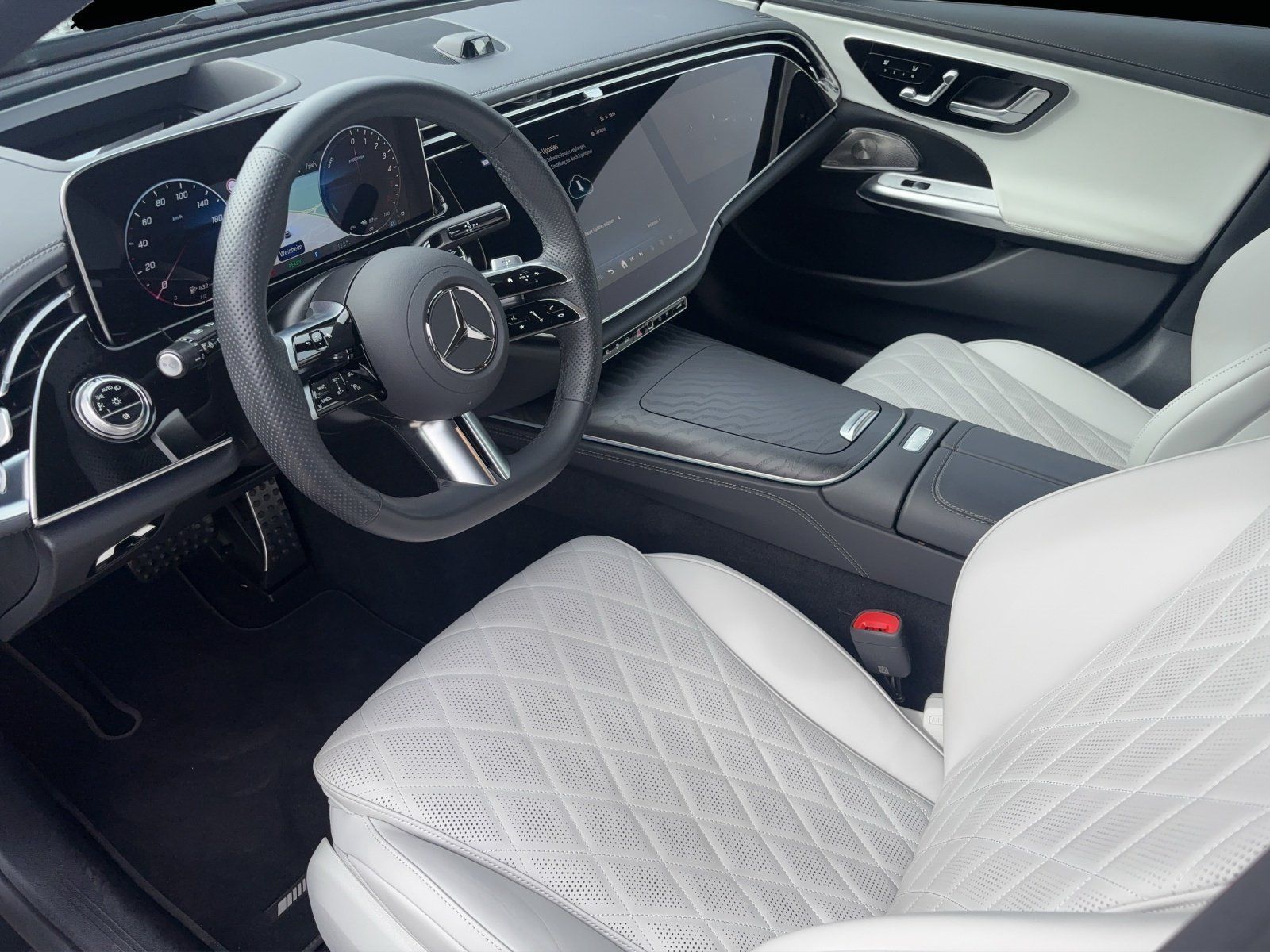 Fahrzeugabbildung Mercedes-Benz E300de 4M T AMG Prem+ AIRMATIC Hyper AHK Fahrasi