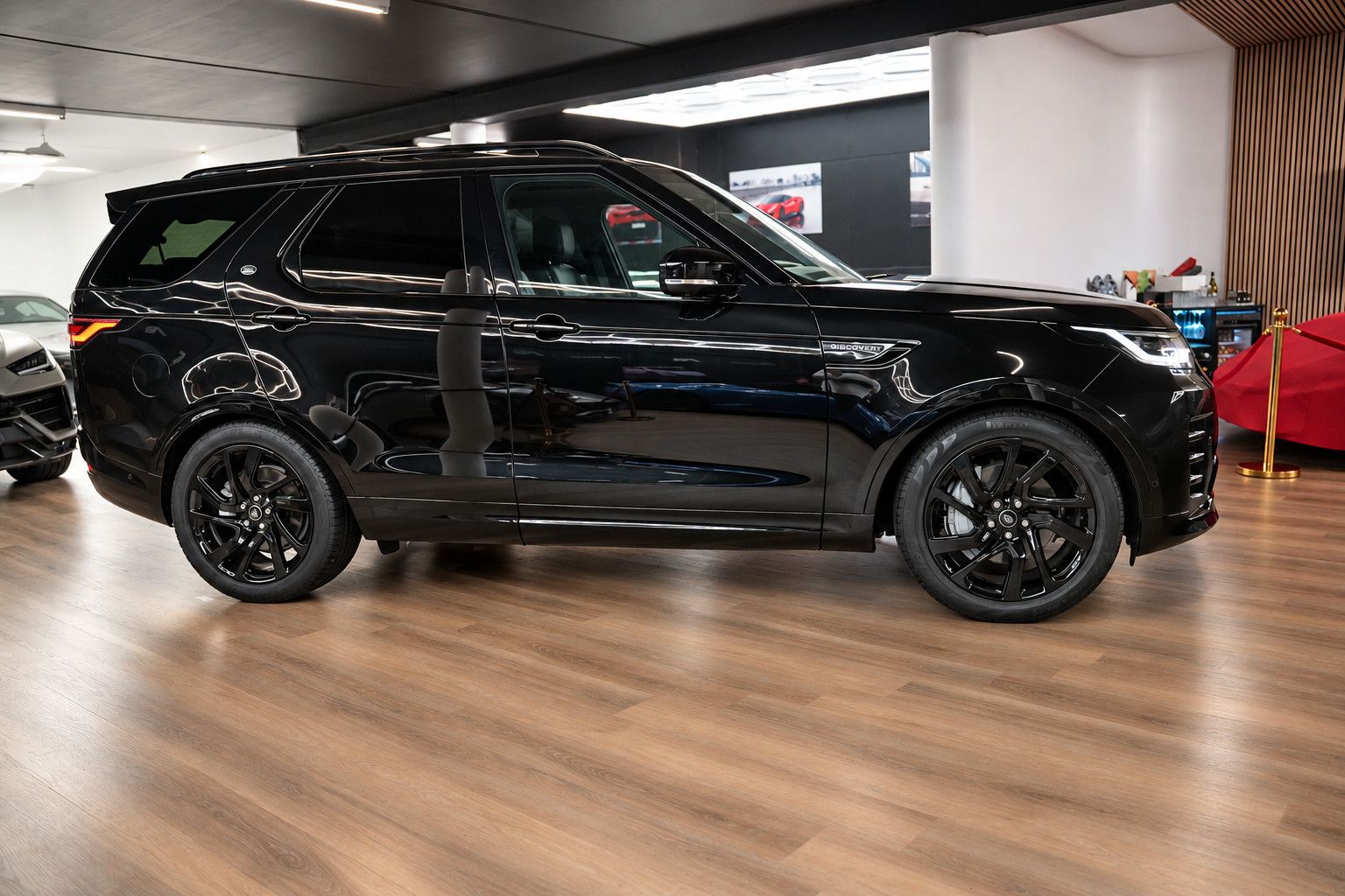 Fahrzeugabbildung Land Rover Discovery R-Dynamic AWD/7-SITZER/360'°Cam/AHK