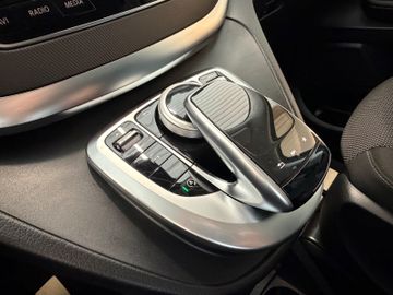 Mercedes V 220 - 9