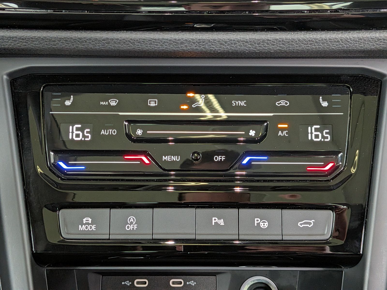 Fahrzeugabbildung Volkswagen Touran 2.0 DSG R-Line High Pano 7-Si IQ AHK VOLL