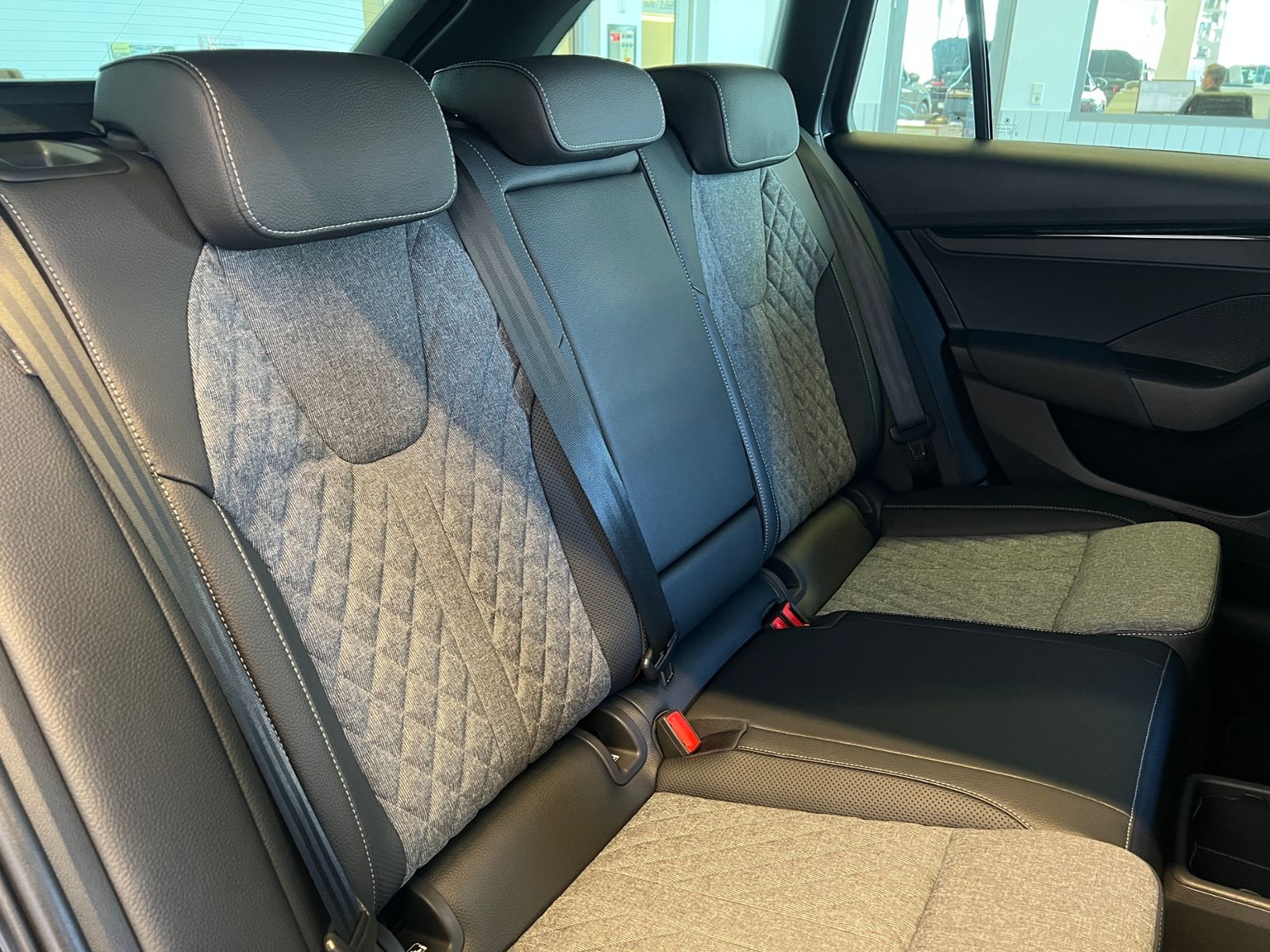 Fahrzeugabbildung SKODA Octavia Combi IV Sportline 2.0 TDI DSG *AHK, LED