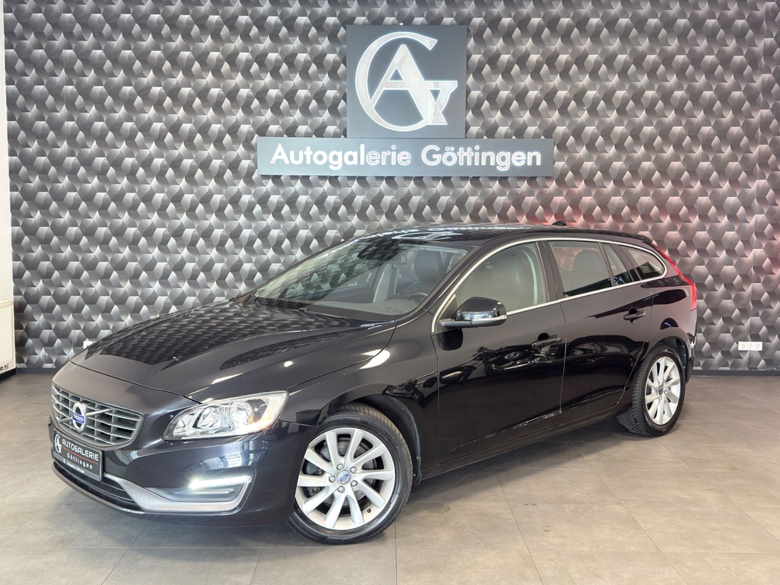 Volvo Volvo V60 Kombi Momentum/KLIMA/SHZ/AHK/NAVI