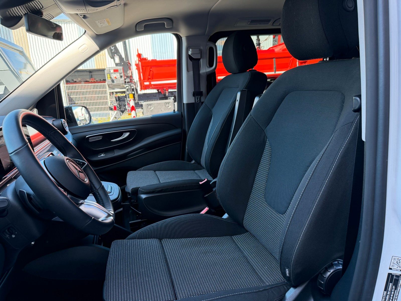 Fahrzeugabbildung Mercedes-Benz V 220 d STYLE AMG DISTRONIC AHK2,5to NIGHT Liege
