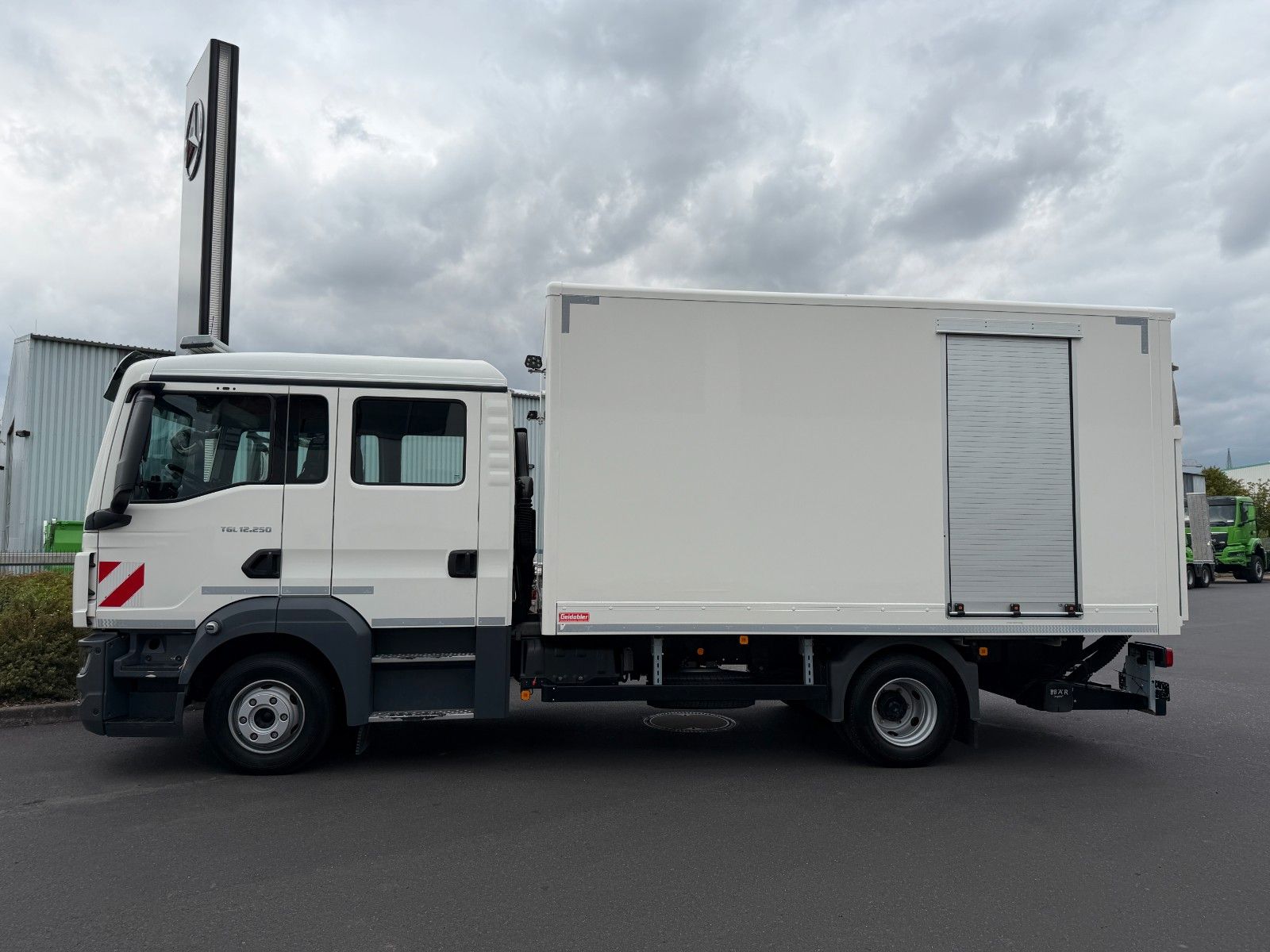 Fahrzeugabbildung MAN TGL 12.250 4x2 BB DoKa LBW 6 Sitze 2 AHK 2 Rollo