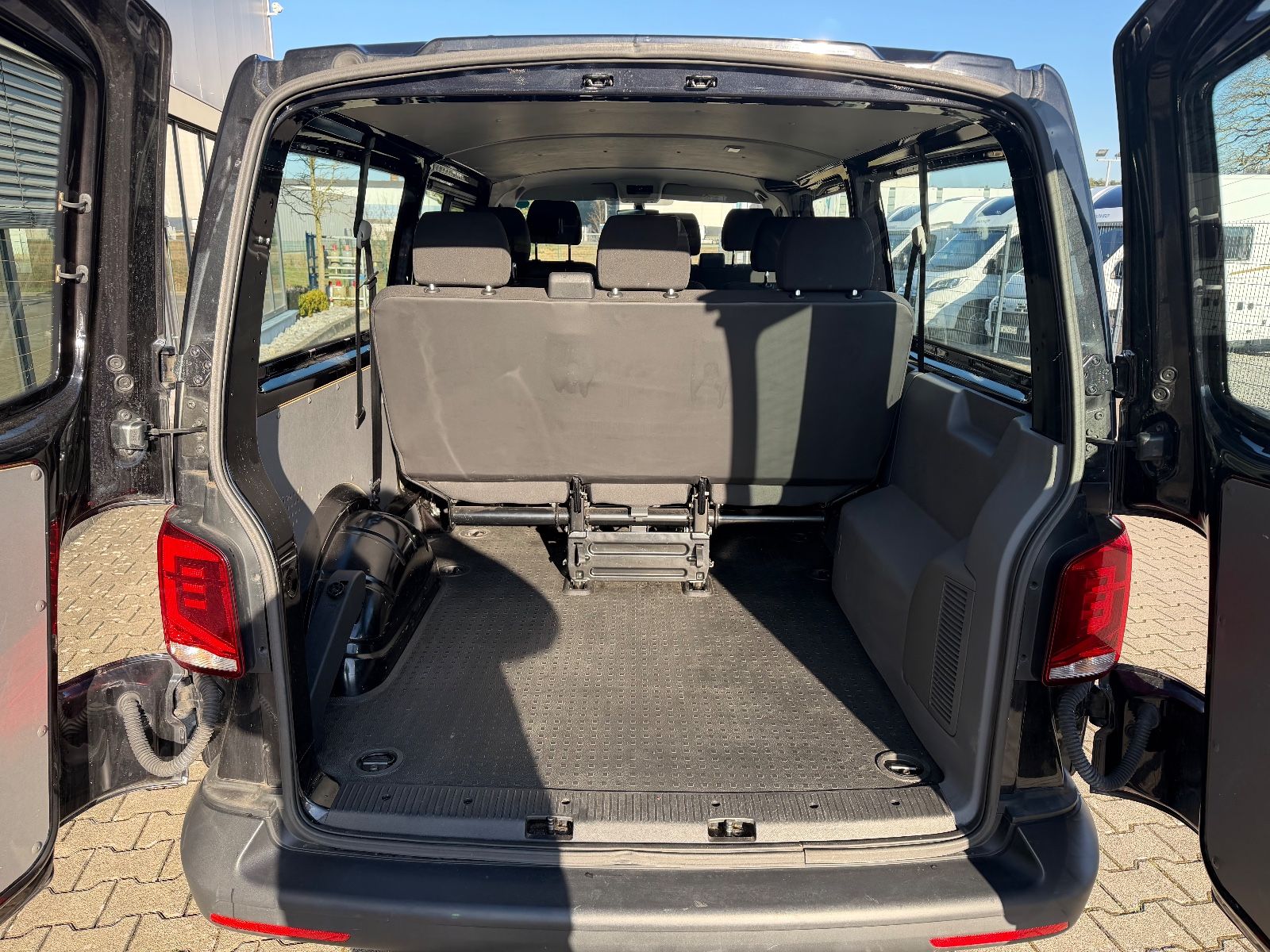 Fahrzeugabbildung Volkswagen T6.1  2.0TDI LR Flügelt. 9 Sitzer SHZ Komf.Paket
