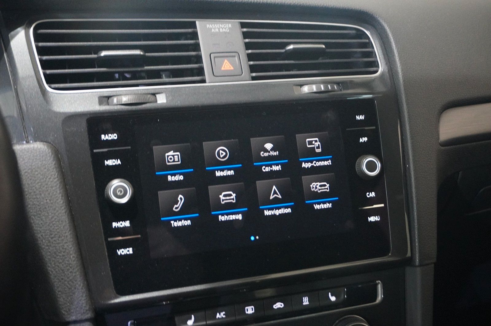 Fahrzeugabbildung Volkswagen Golf VII VARI. 2.0D COMFORT. 4M NAVI/KAMERA/AHK