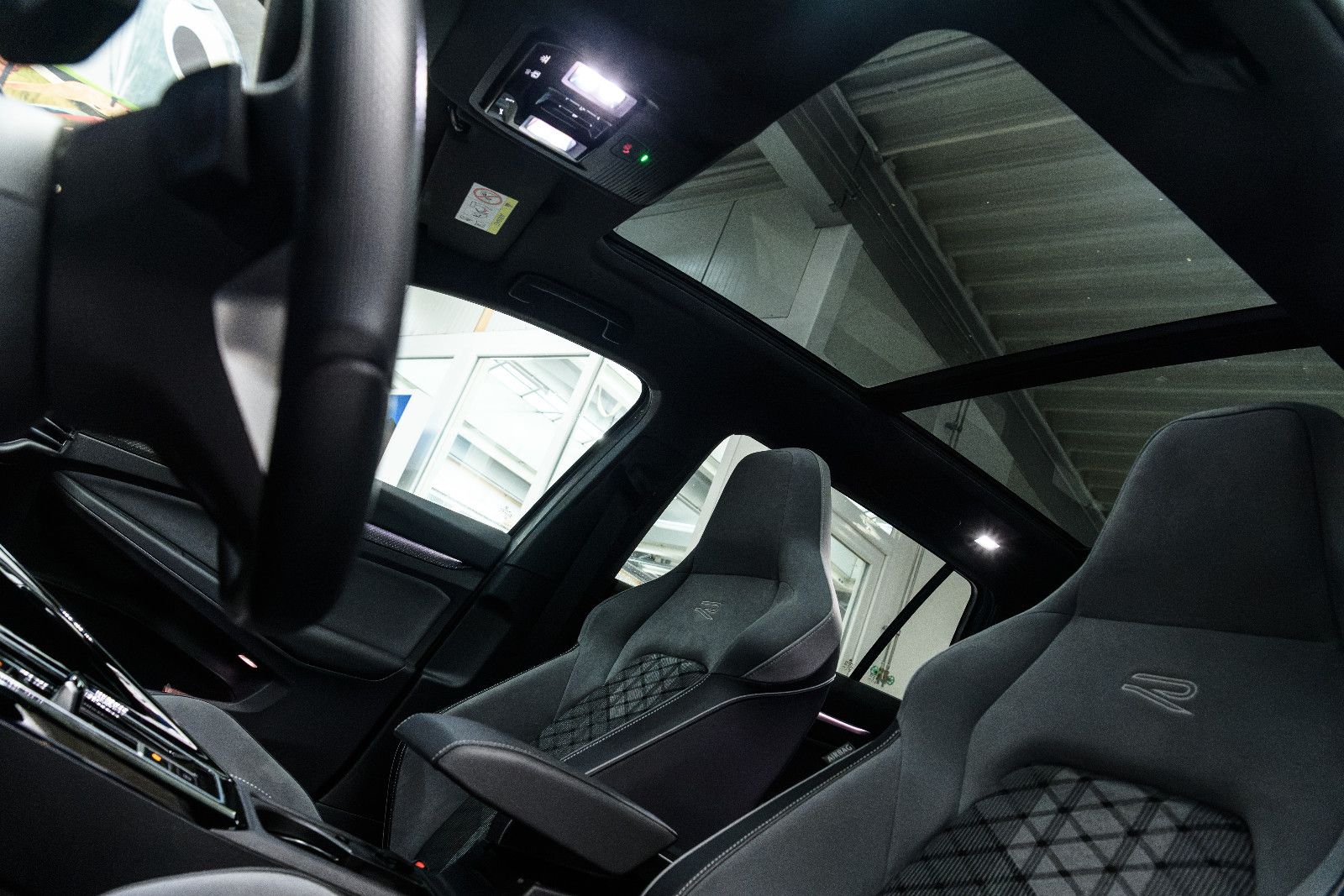 Fahrzeugabbildung Volkswagen Golf Variant R-Line eTSI DSG+AHK+Kamera+Pano