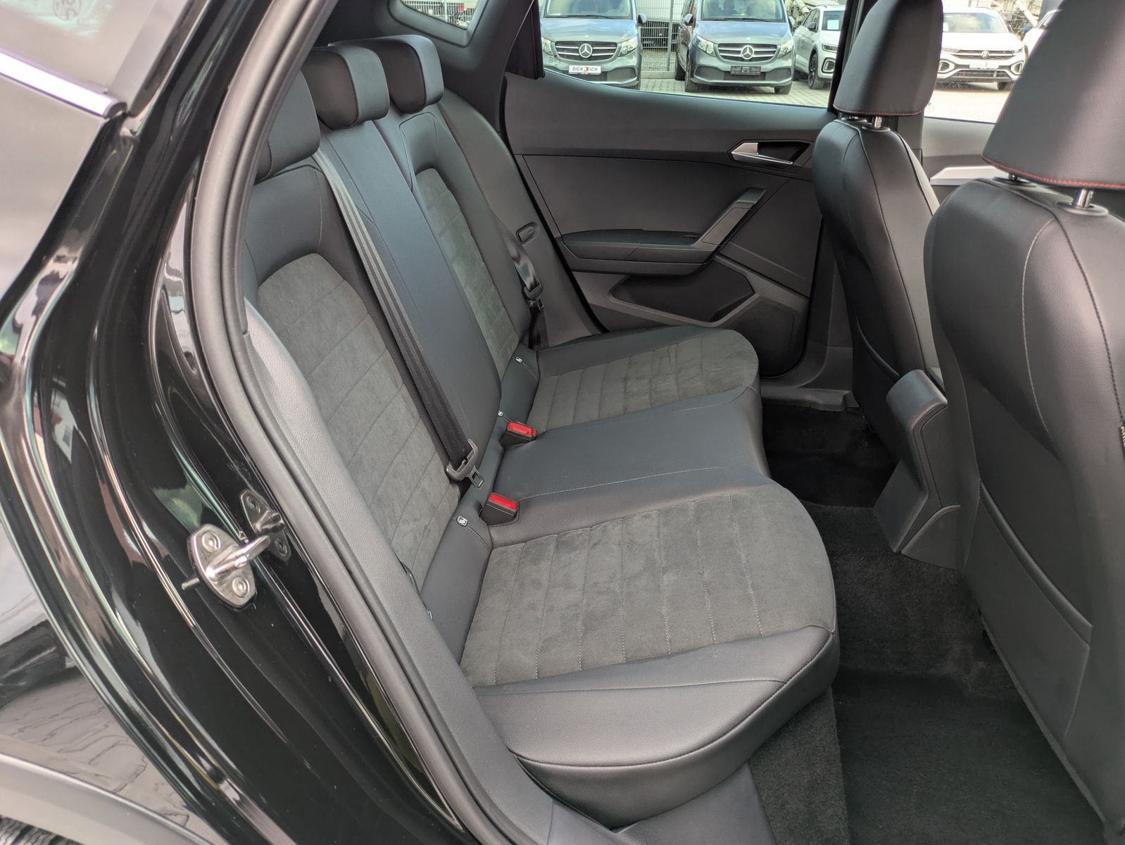 Fahrzeugabbildung SEAT Arona 1.5 TSI FR DSG AHK*ACC*LED*APP*DAB*KAMERA