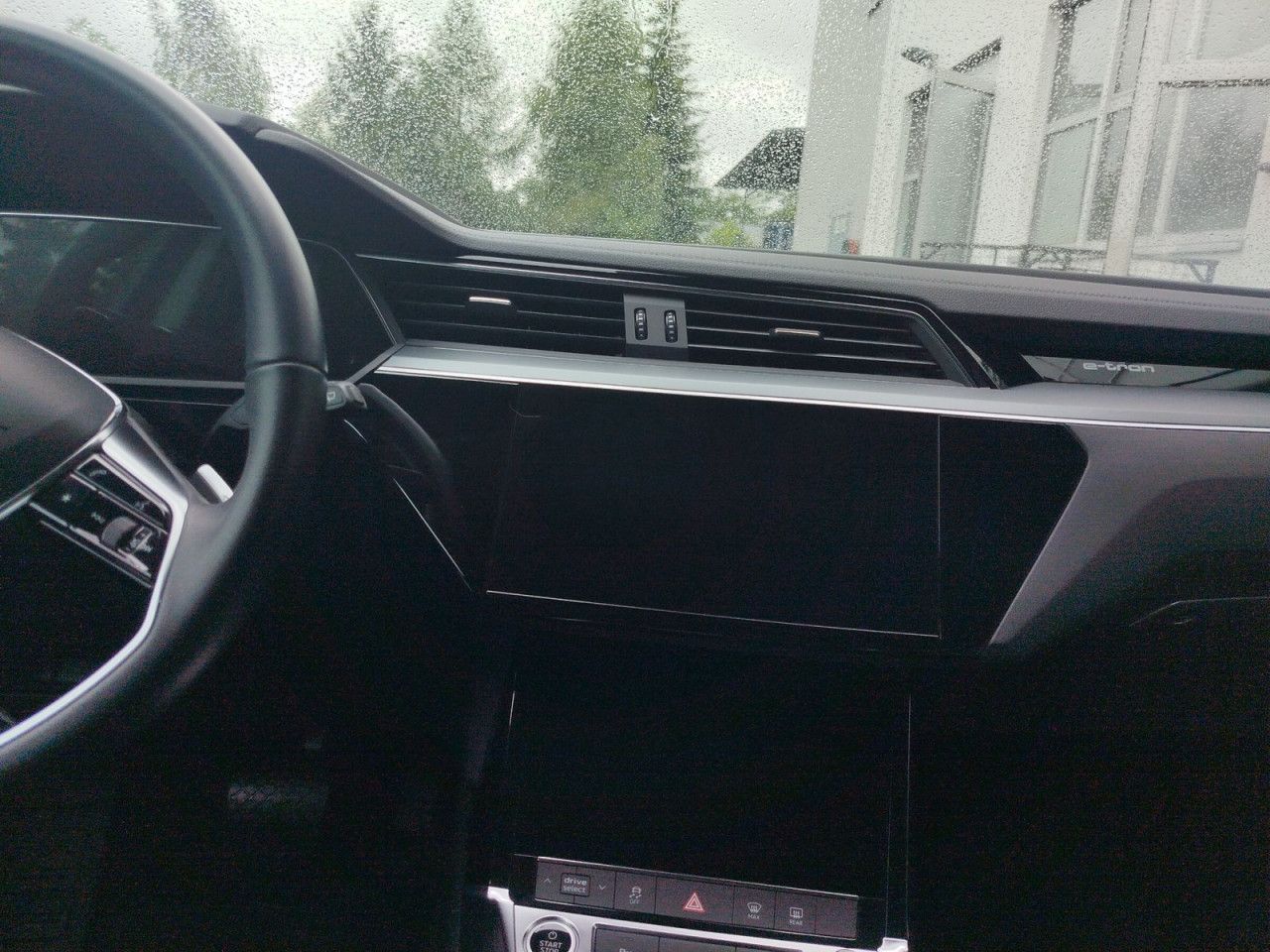 Fahrzeugabbildung Audi e-tron advanced 55 quattro 300 kW