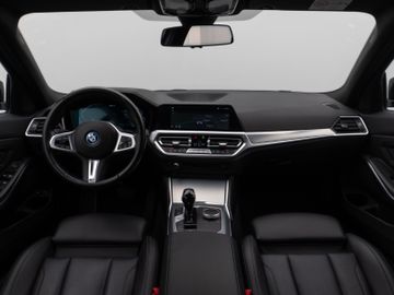 Fahrzeugabbildung BMW 320e Advantage DAB HiFi PDC AHK Alarm LED Sport
