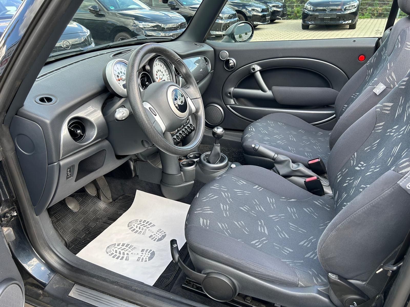 Fahrzeugabbildung MINI ONE Cabrio°Tüv 7-28°