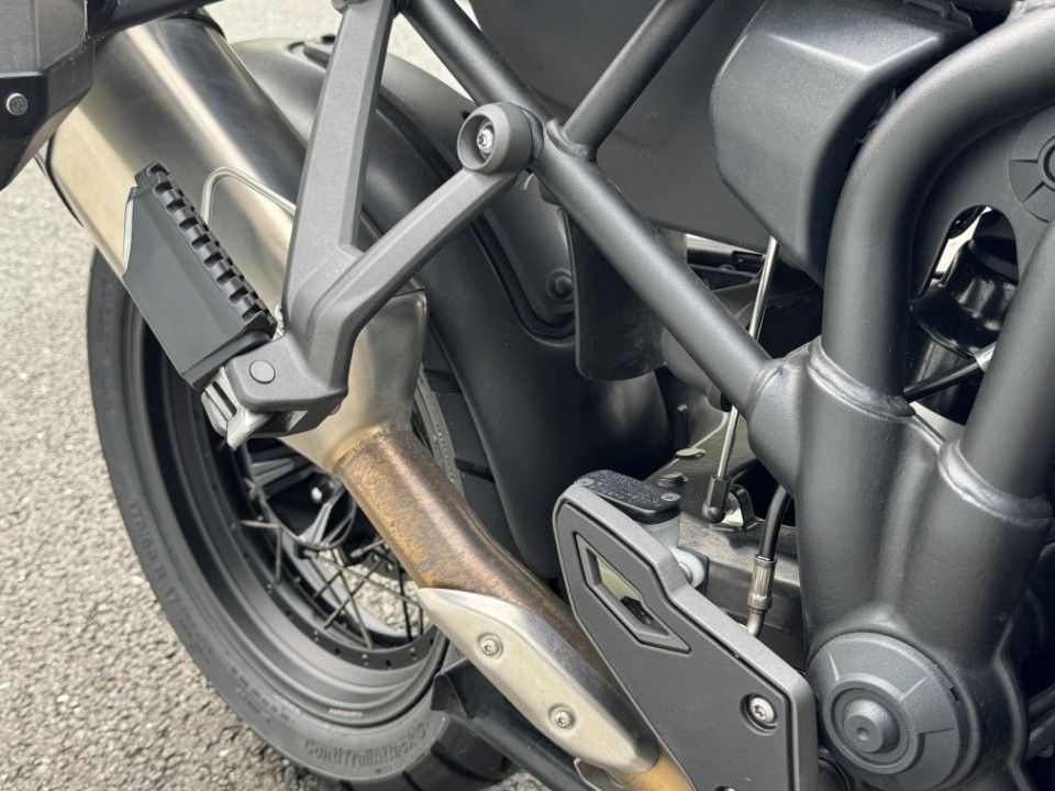 Fahrzeugabbildung Triumph Tiger 1200er Desert Edition Koffer Bügel Scheibe