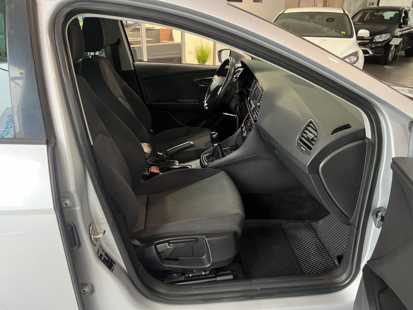 Fahrzeugabbildung SEAT Leon ST 1.6 TDI Style *NAVI*SITZHEIZUNG*