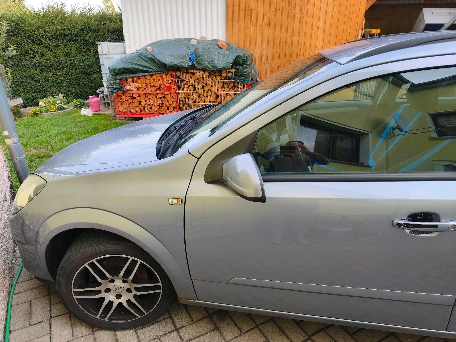 Opel Astra 2005 — rear view