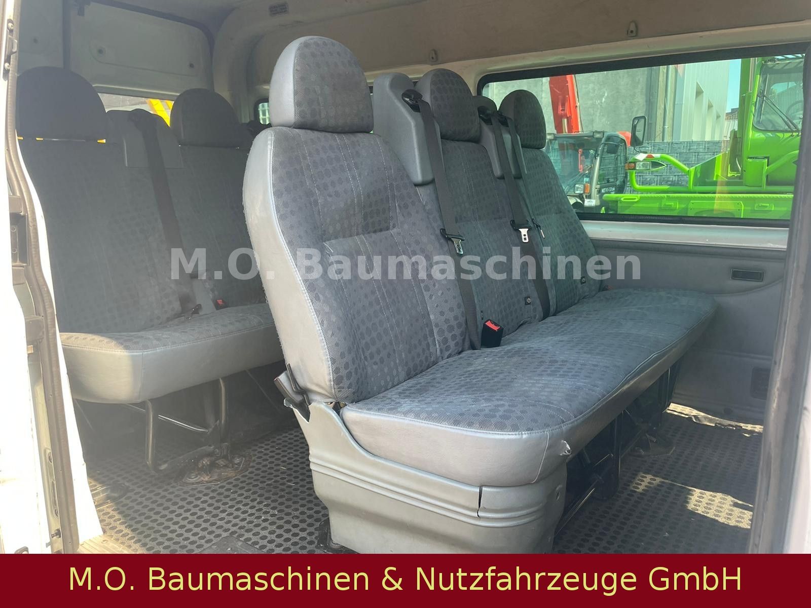 Fahrzeugabbildung Ford Transit  115 T 330 / 2,4 Liter / 9 Sitzer /