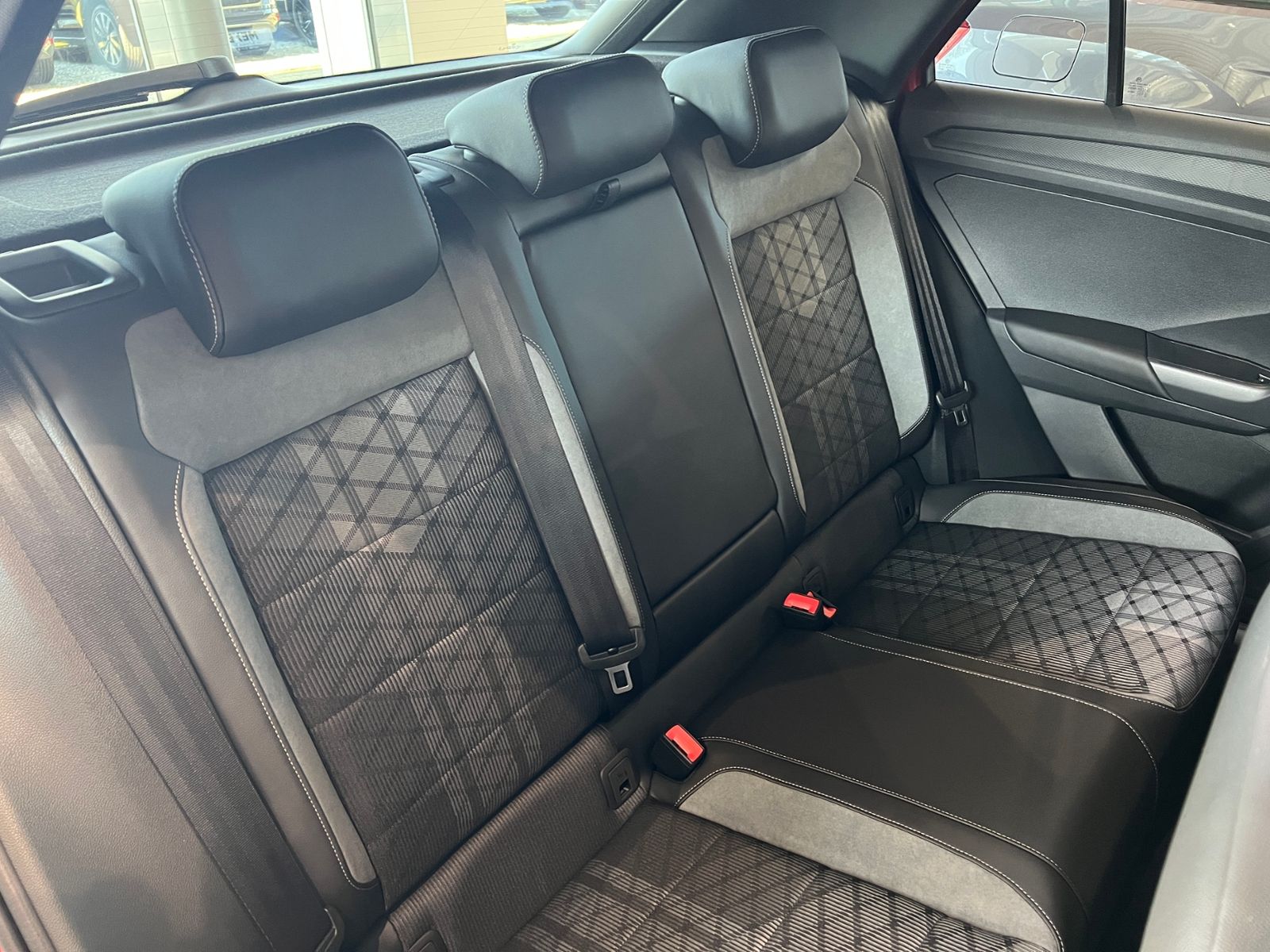 Fahrzeugabbildung Volkswagen T-Roc R-Line 1.5 TSI DSG *AHK, Navi, Black Style