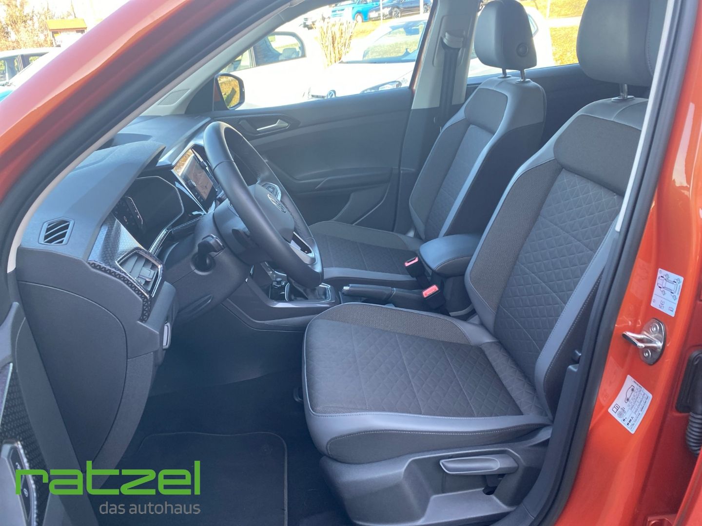 Fahrzeugabbildung Volkswagen T-Cross 1.0 Style TSI AHK-abnehmbar Navi digital