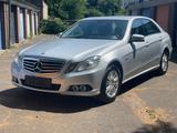 Mercedes-Benz E 250 TÜV NEU AUTOMATIK KLIMA LIMUSINE - Mercedes-Benz E 250 in Mönchengladbach