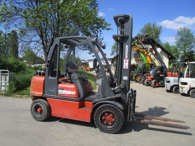 Nissan 3 Ton.-Triplex-Freihub 5,50m + Seitenschieber 