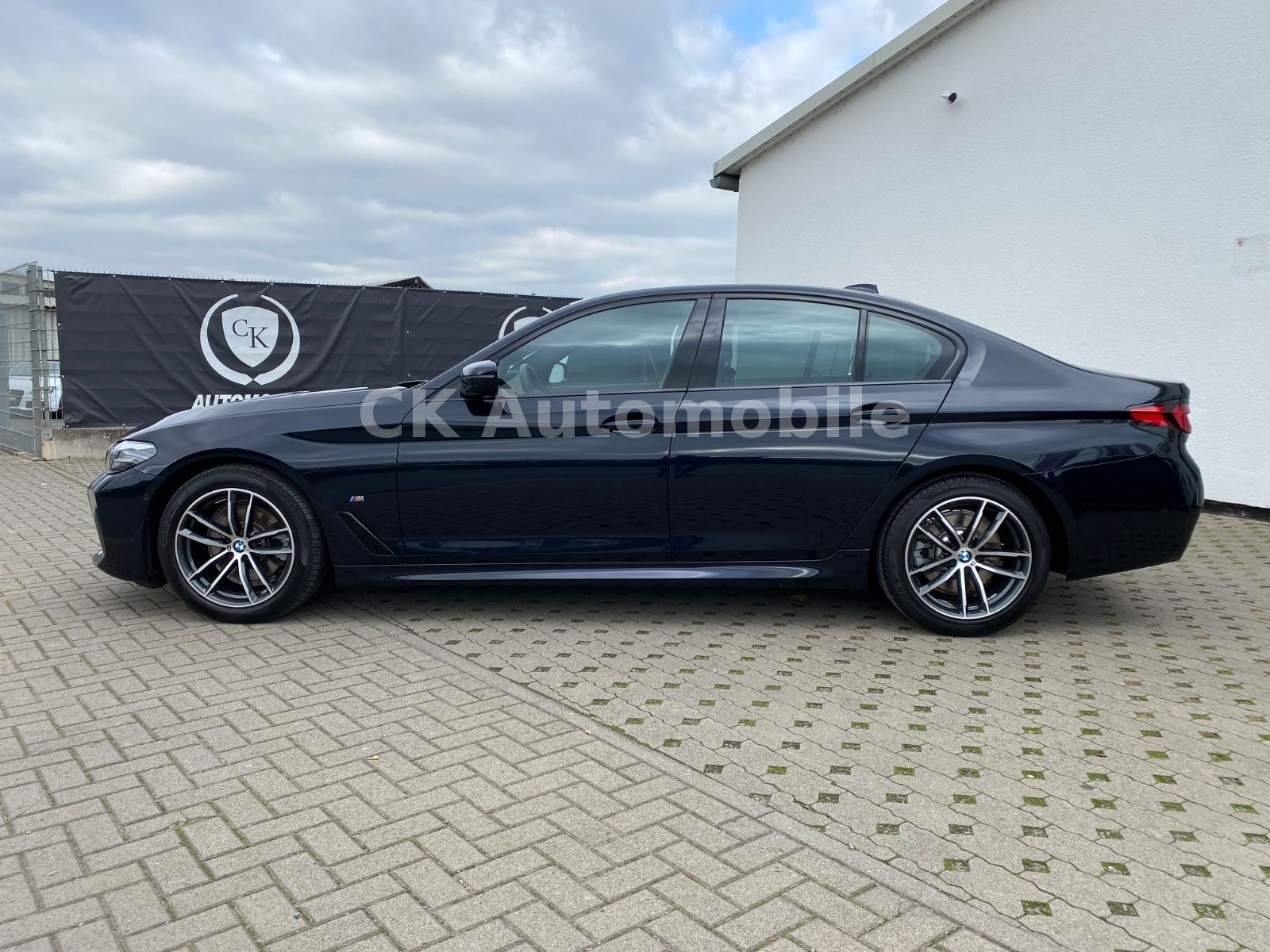 Fahrzeugabbildung BMW 520d Lim. M-Sport/Facelift/Shadow-Line/LED/Kam