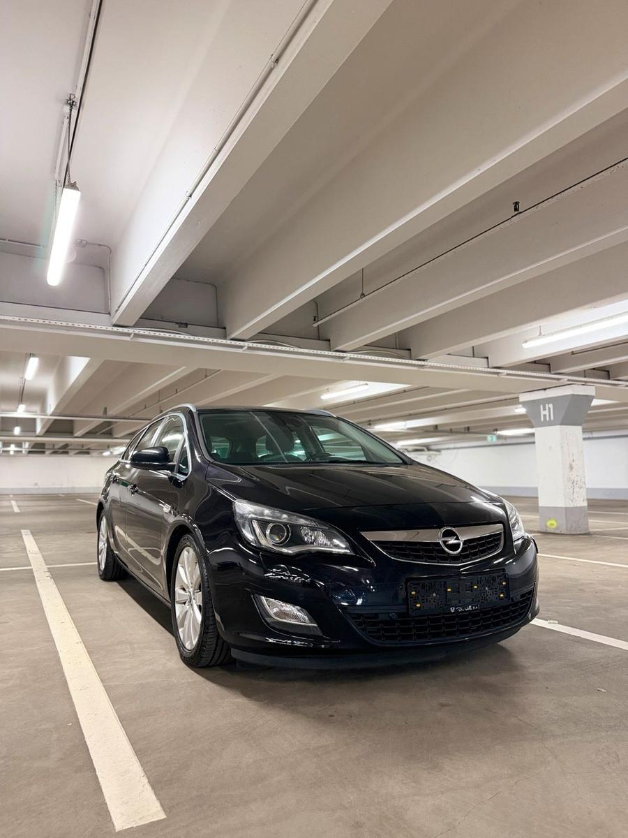 Opel Astra 2011 — interior