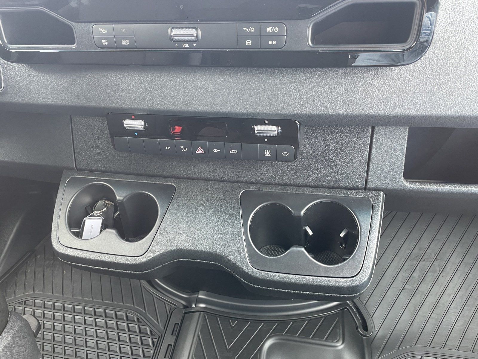 Fahrzeugabbildung Mercedes-Benz eSprinter 320 KA HolzFu RüFa MBUX WinterPaket