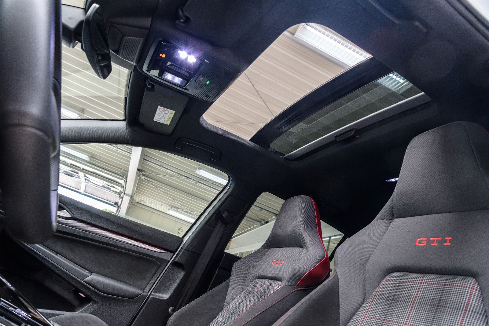 Fahrzeugabbildung Volkswagen Golf VIII GTI DSG LED+PANO+RFK+HuD+BLACK-STYLE