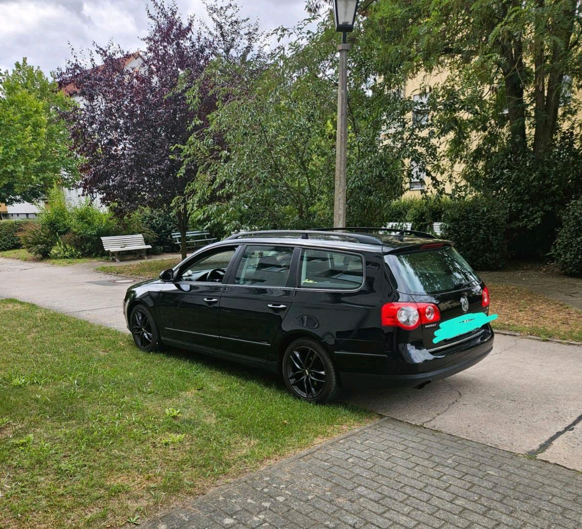 Volkswagen Passat 2010 — rear view