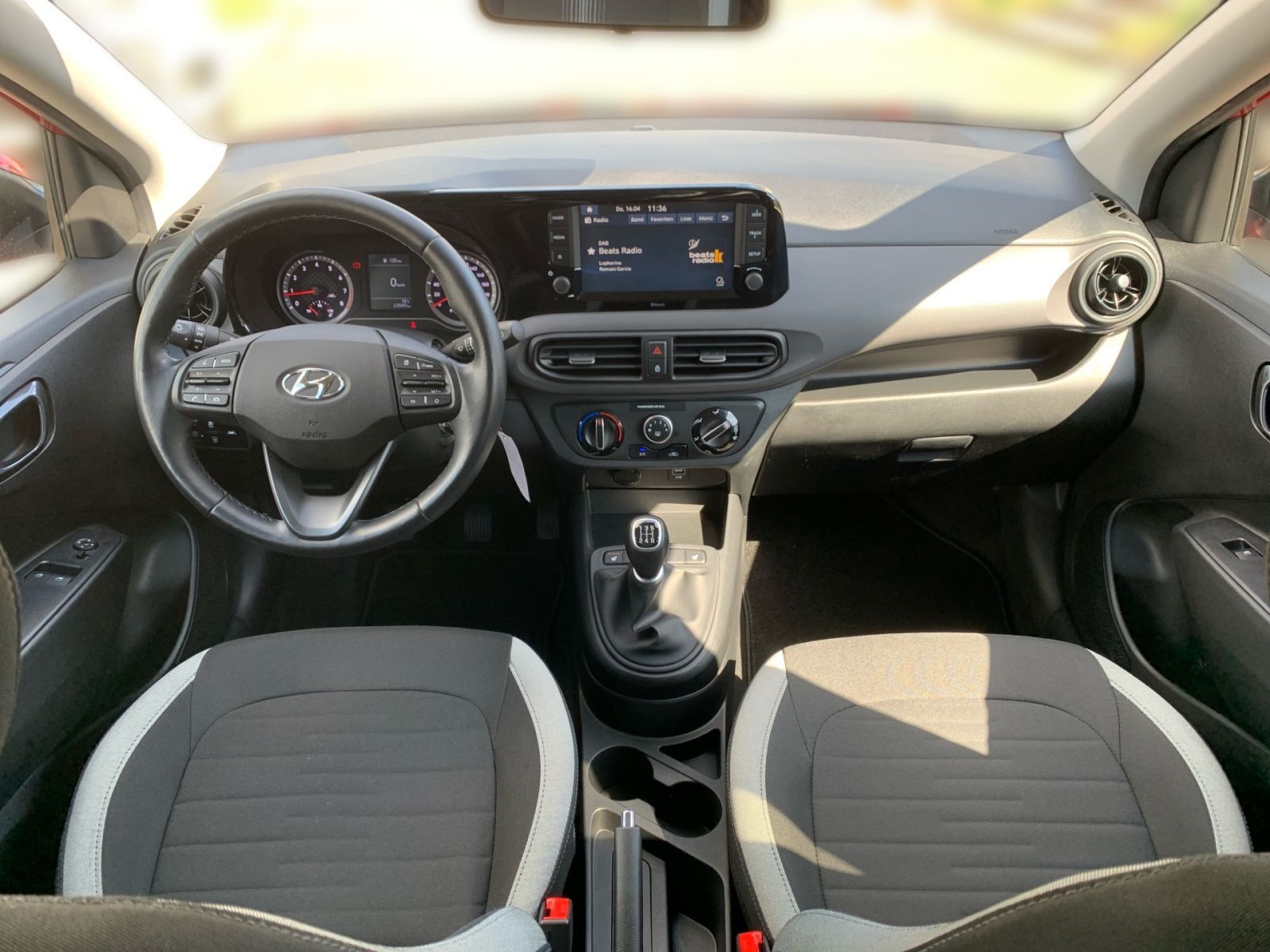 Fahrzeugabbildung Hyundai i10 1.0 Edition 30 1 Hand Allwetter