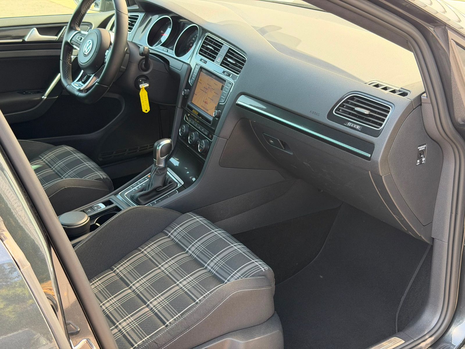 Fahrzeugabbildung Volkswagen Golf VII Lim. GTD DSG Bi-Xenon GRA Navi SHZ PDC
