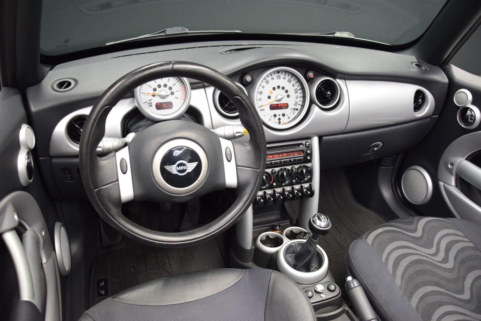Fahrzeugabbildung MINI One Cabrio Pepper Klima Sitzheizung PDC 2. Hand