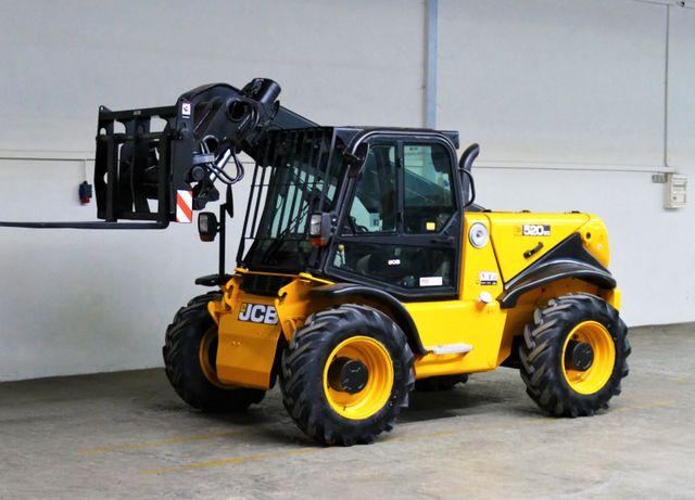 JCB 520 - 50 **4x4x4 - 5.1m / 2t.** vgl. 25.6 625