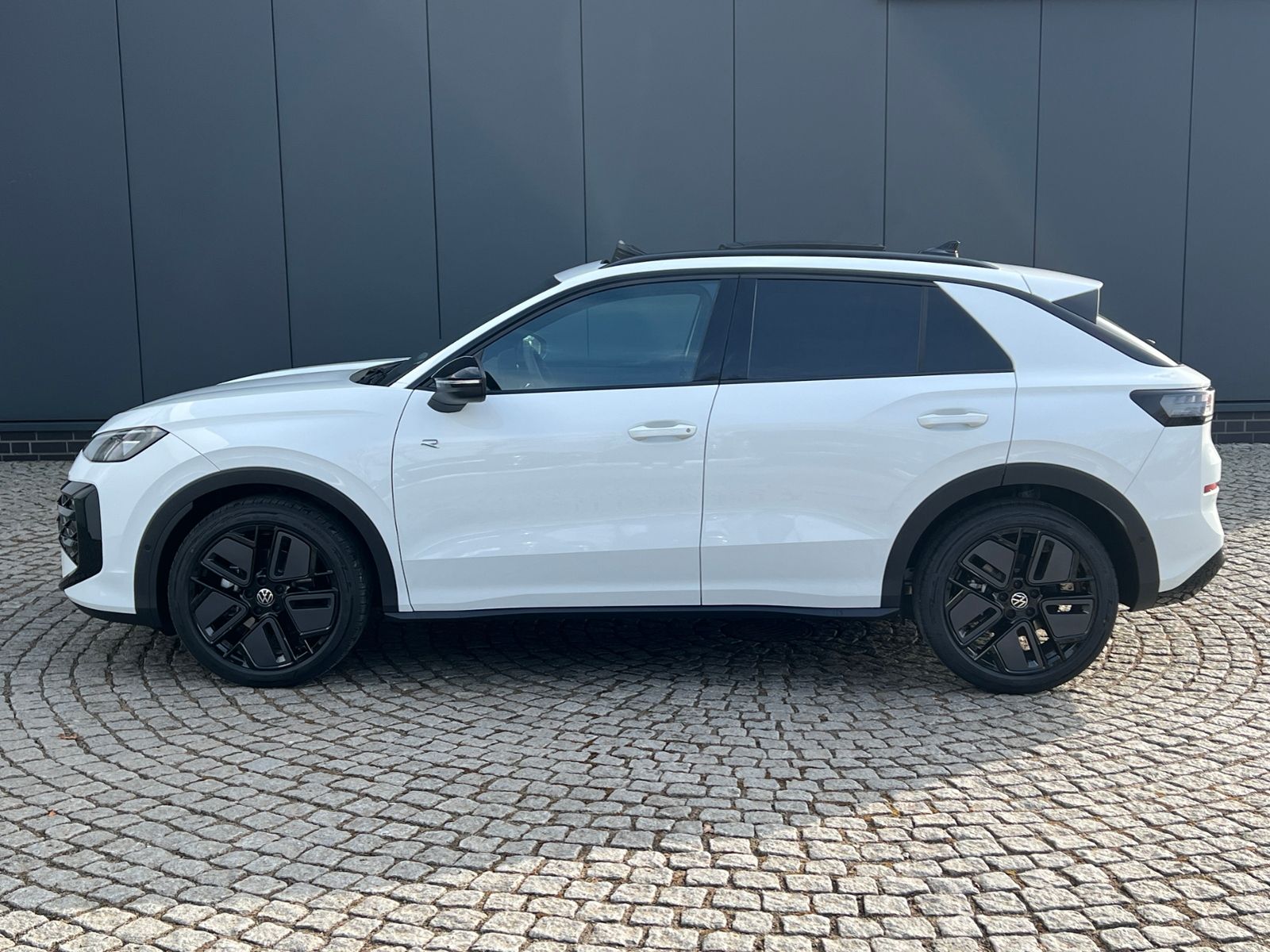 Fahrzeugabbildung Volkswagen T-Roc R-Line 1.5 eTSI DSG *Neues Modell, AHK, Pa