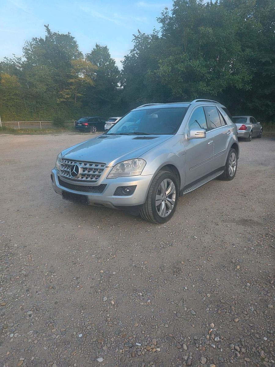 Mercedes-Benz ML300 2011 — rear view