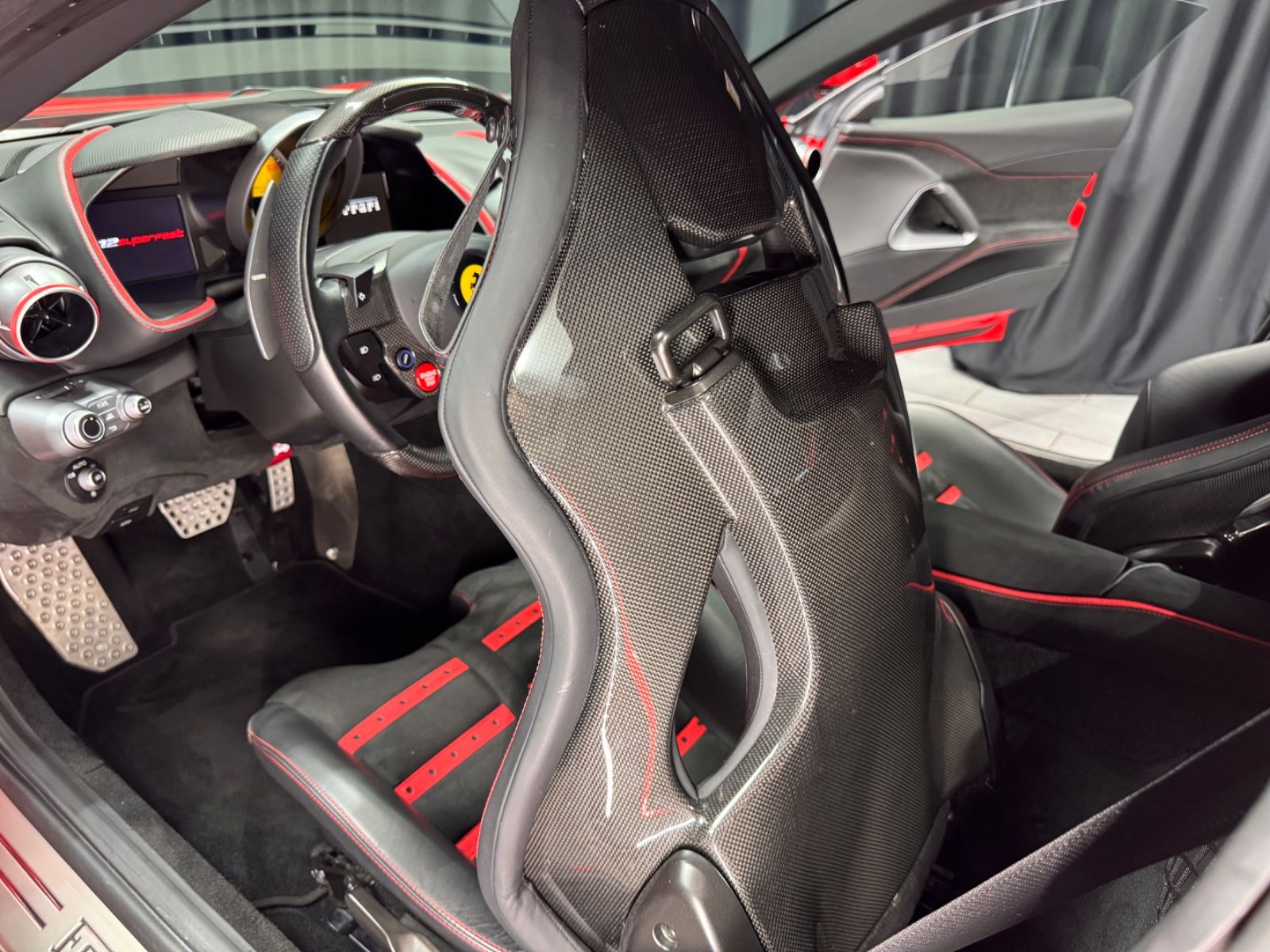 Fahrzeugabbildung Ferrari 812 Superfast|CARBON-SCHALENSITZE|360"KAMERA|ACC