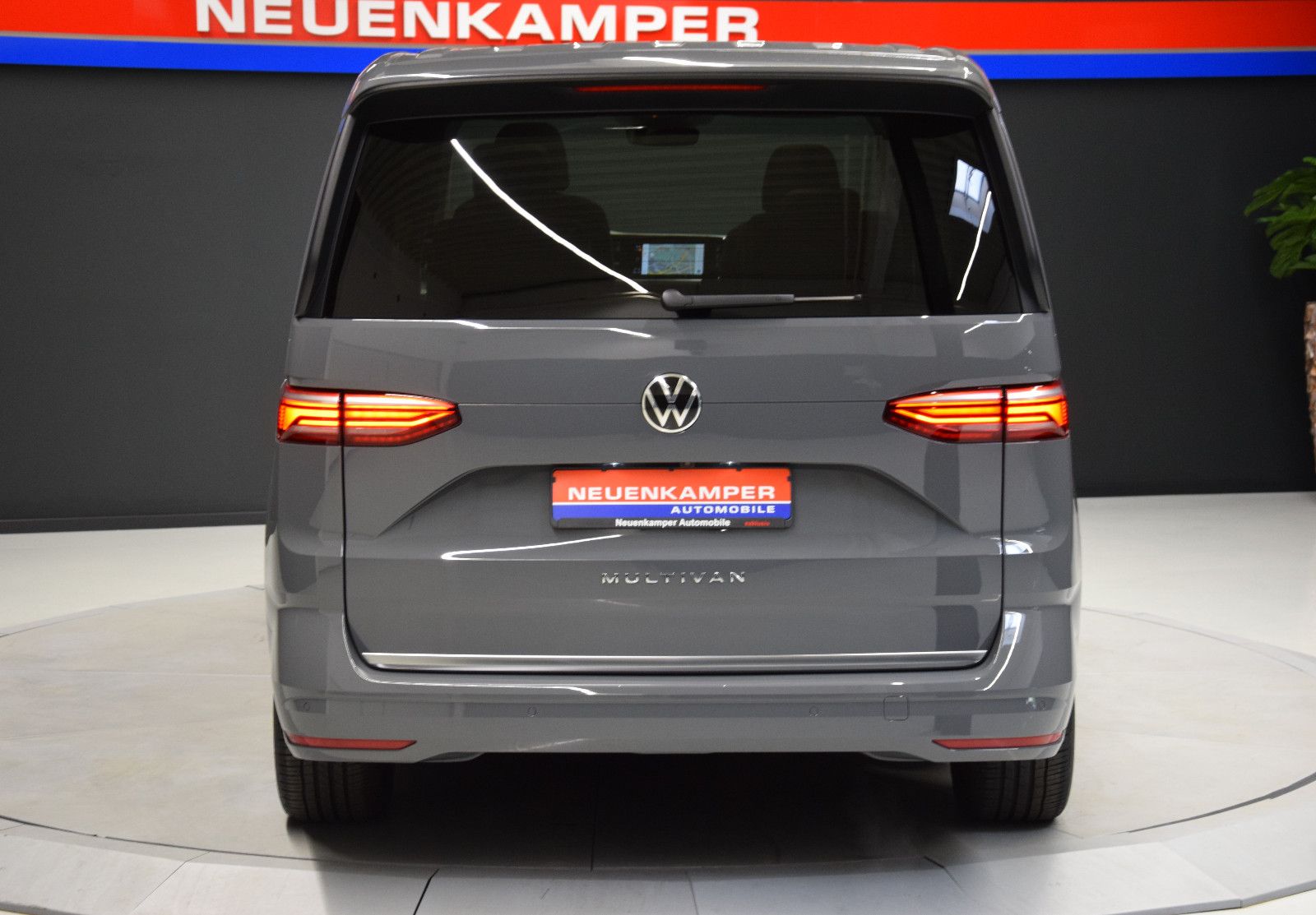 Fahrzeugabbildung Volkswagen T7 Multivan Style 7-Sitze Easy-Open Panorama ACC