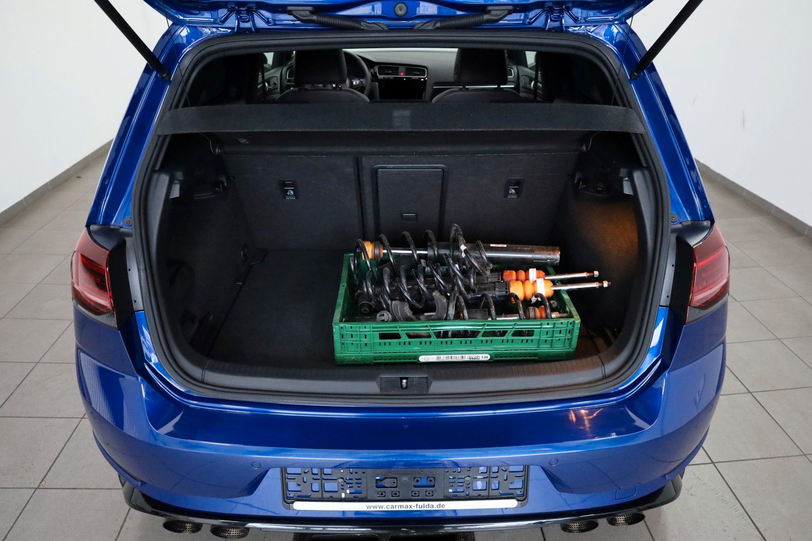 Fahrzeugabbildung Volkswagen Golf VII R, 4M,DSG,Perform,Leder,Navi, Akrapovič