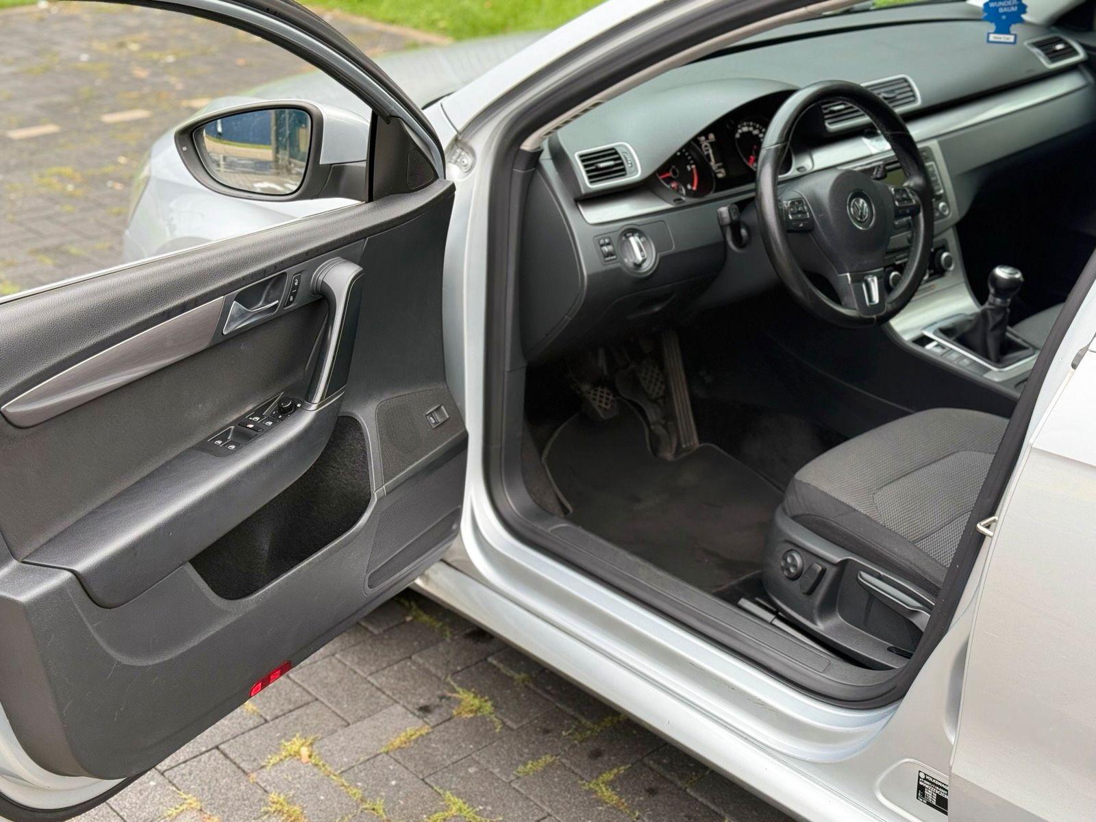 Volkswagen Passat 2011 — photo 8