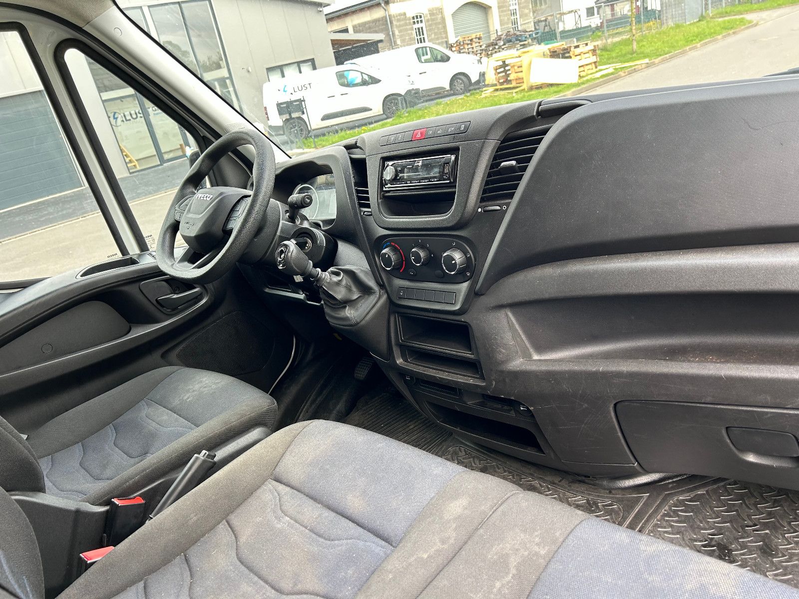Fahrzeugabbildung Iveco Daily Kasten HKa 35 C ... V Radstand 4100