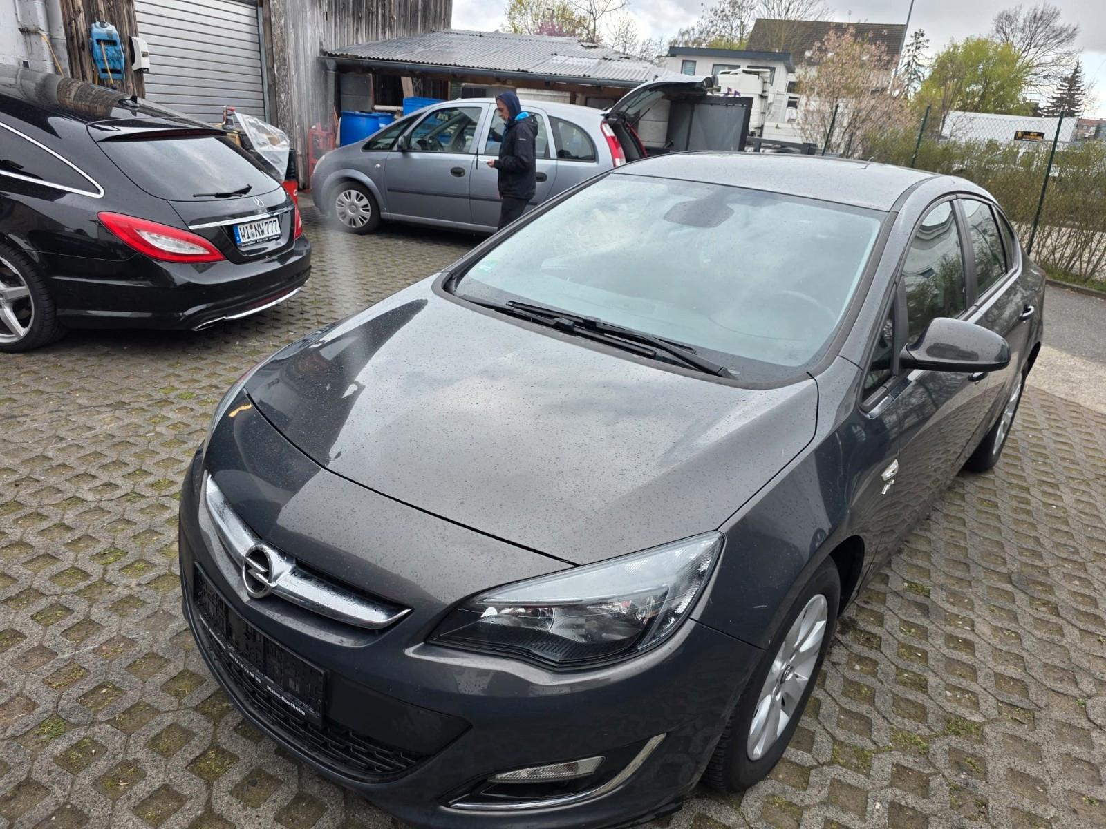 Opel Astra J Lim. 4-trg. Active