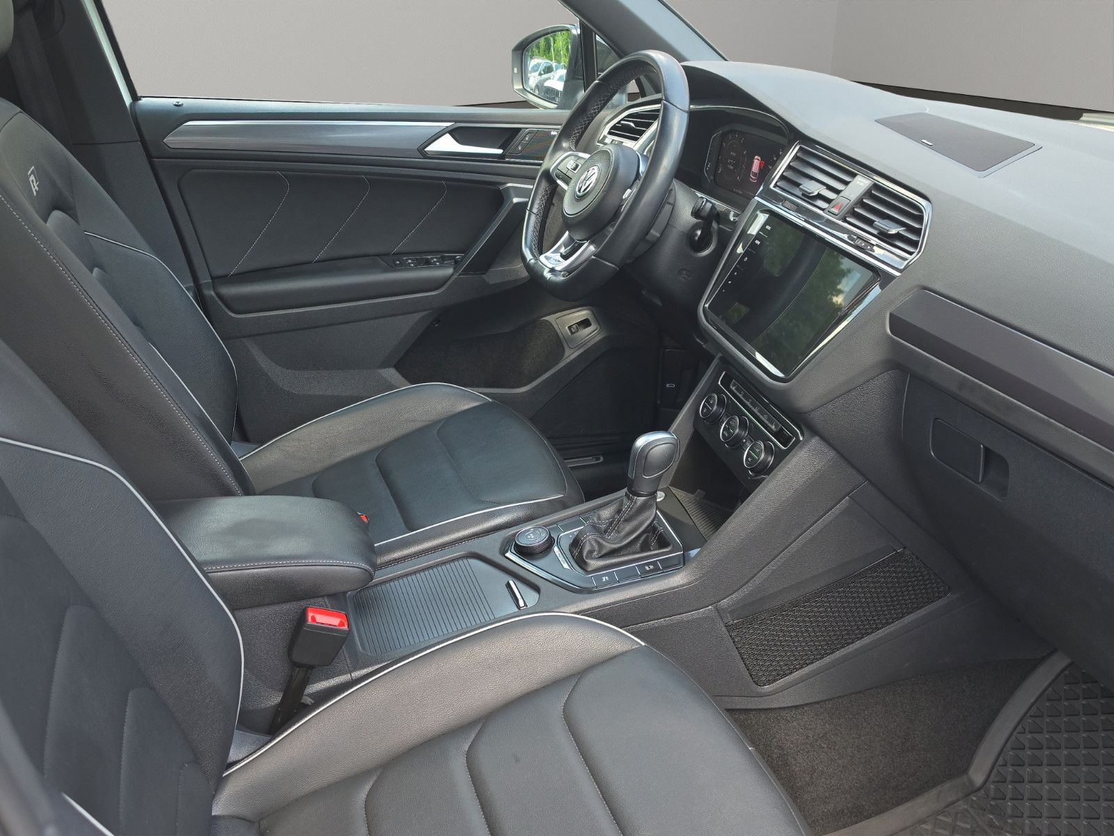 Fahrzeugabbildung Volkswagen Tiguan  R-LINE HiGHLiNE  4MOTION PANORAMA DACH
