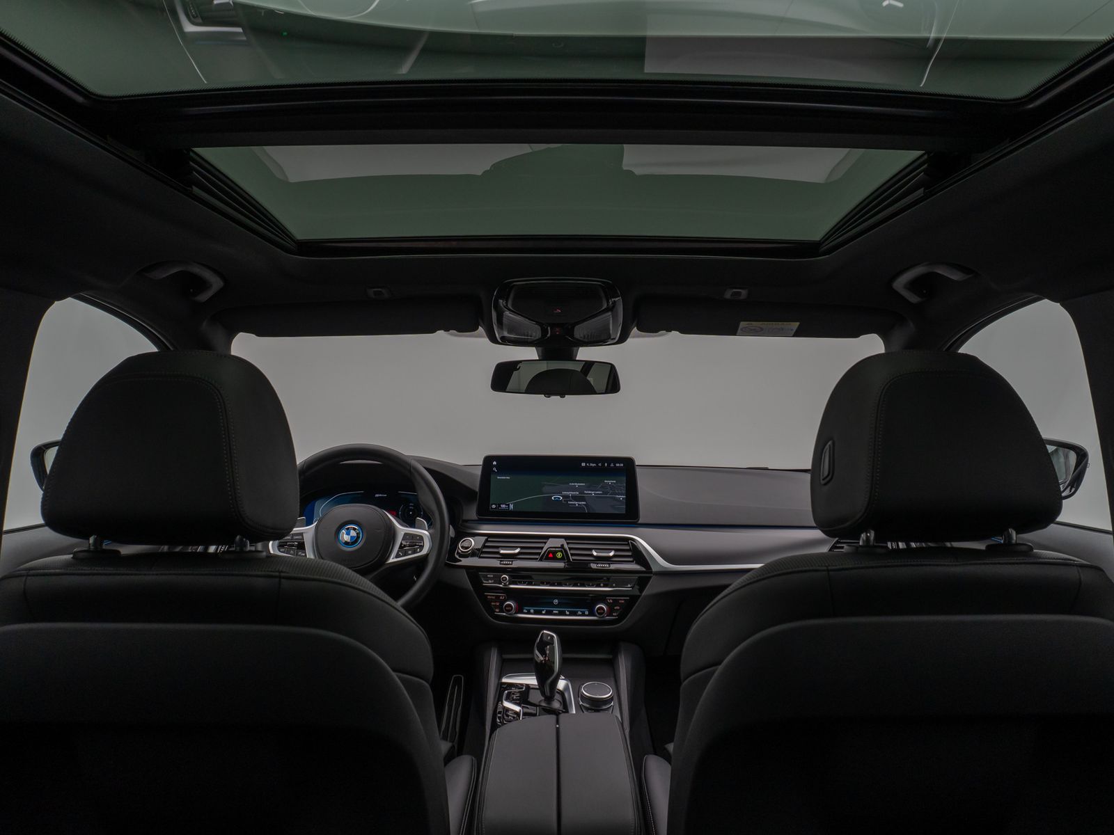 Fahrzeugabbildung BMW 530e M Sport Panorama Kamera DAB HiFi Alarm LED