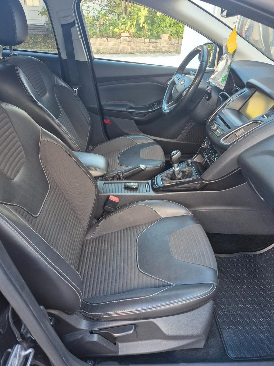 Ford Focus 2015 — interior